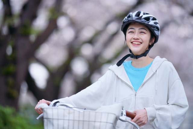 自転車ヘルメットをかぶっている女性