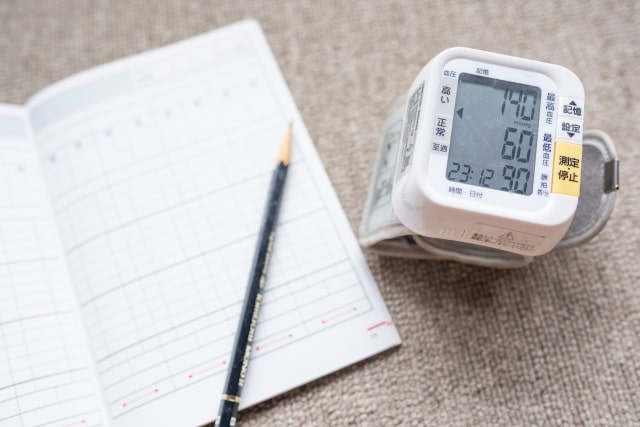 血圧計と血圧手帳